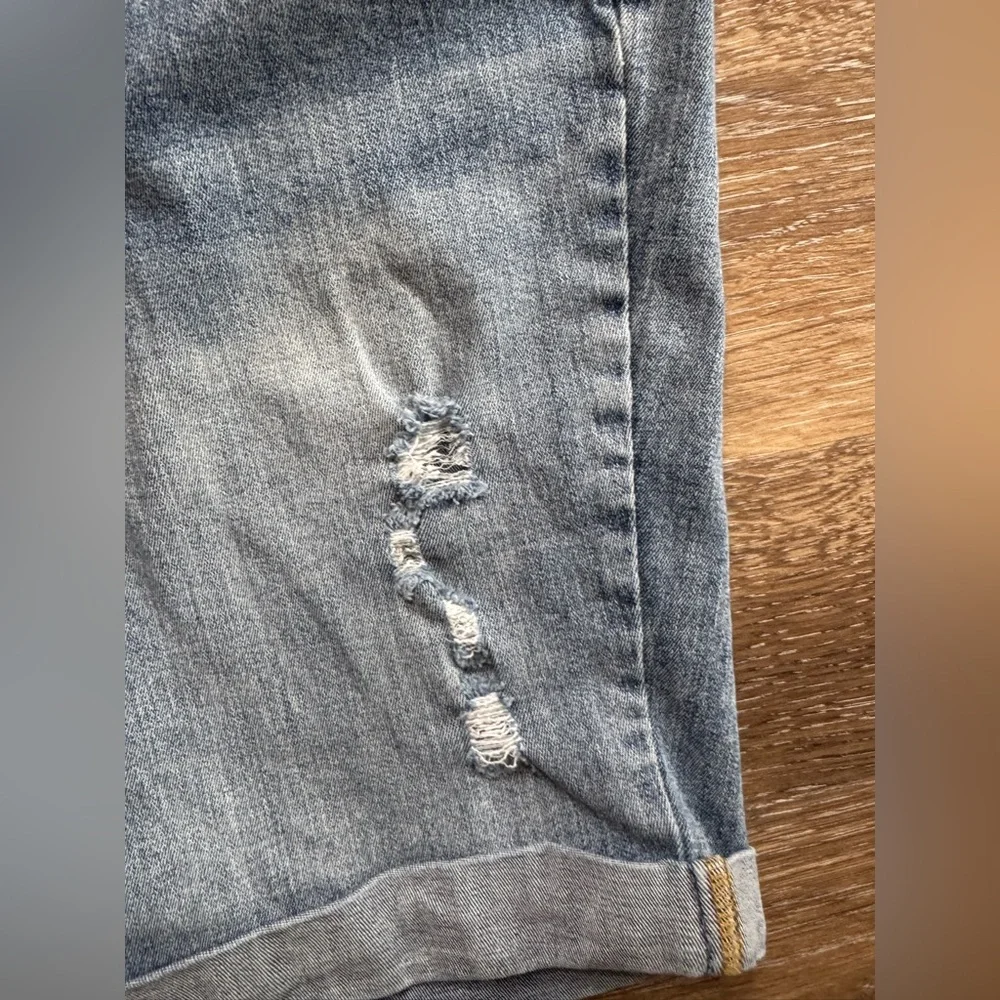 Universal Threads lightly distressed‎ cuffed Bermuda short. Sz 14WR